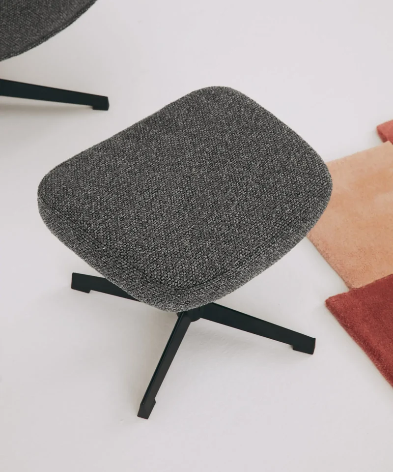 Sillón tapizado en tela bouclé con Ottoman Elsa