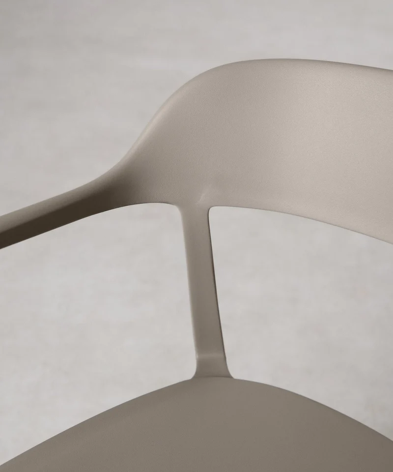 Silla de Polipropileno con Reposabrazos Naomi
