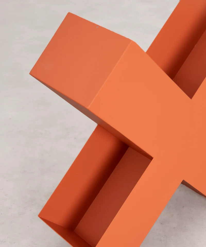 Revistero de metal con forma de cruz Croix
