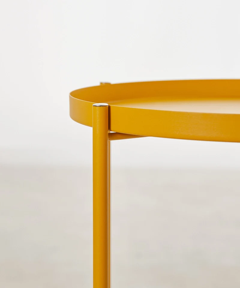 Mesa auxiliar metálica de colores Noko