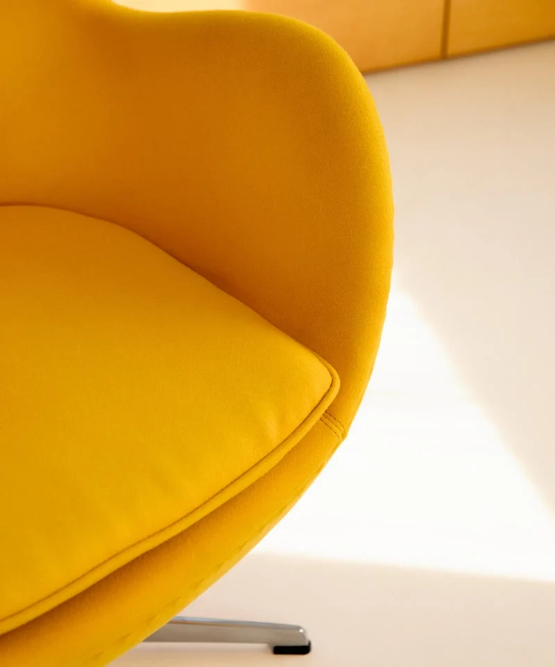 Sillón en Tela y Acero con Reposabrazos Monet