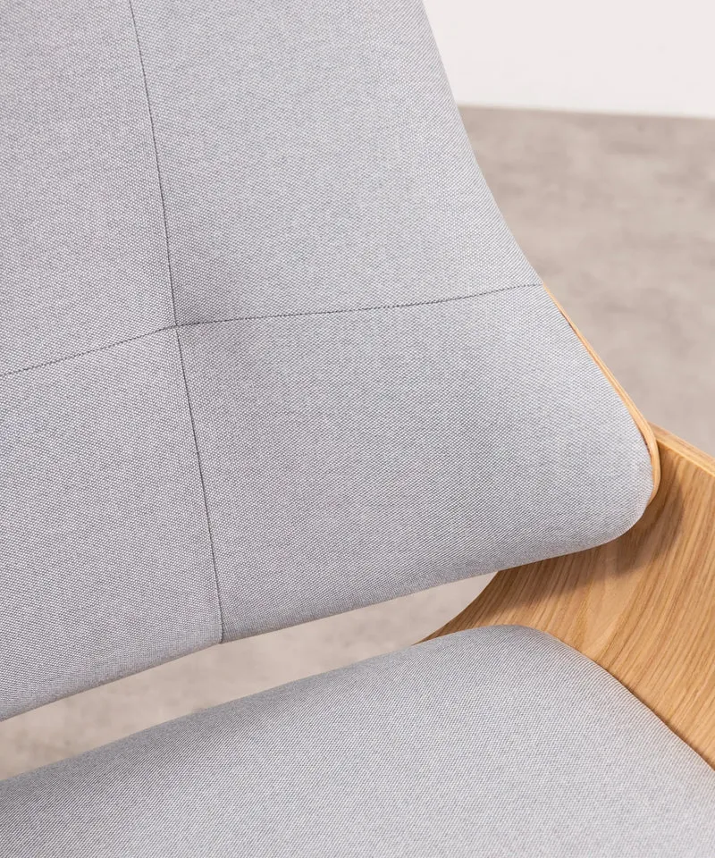Sillón de Madera Tapizado en Tela y Lino con Reposapiés Benson