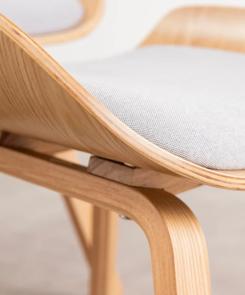 Sillón de Madera Tapizado en Tela y Lino con Reposapiés Benson
