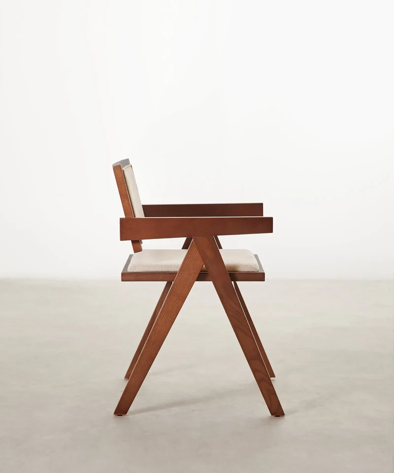Silla de Comedor en Madera y Tapizada con Reposabrazos Matilde