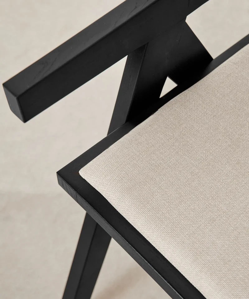 Silla de Comedor en Madera y Tapizada con Reposabrazos Matilde