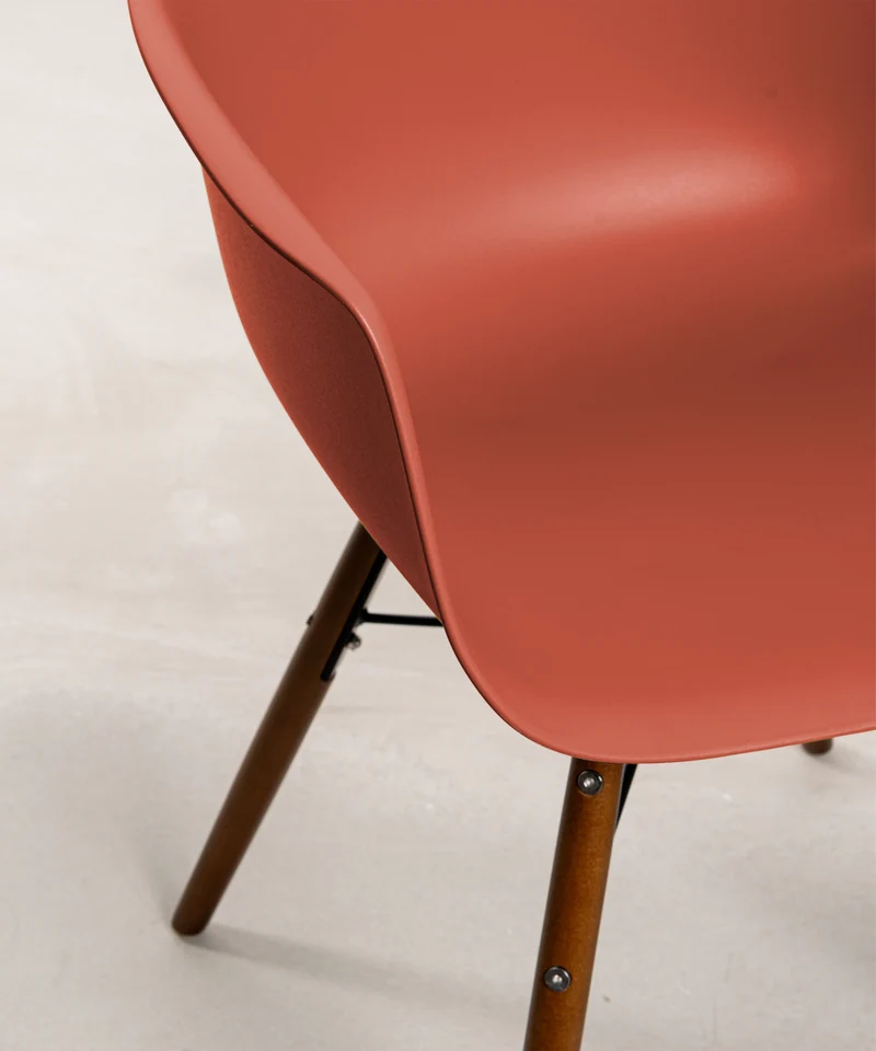 Silla de Polipropileno y Madera con Reposabrazos Elon Arms