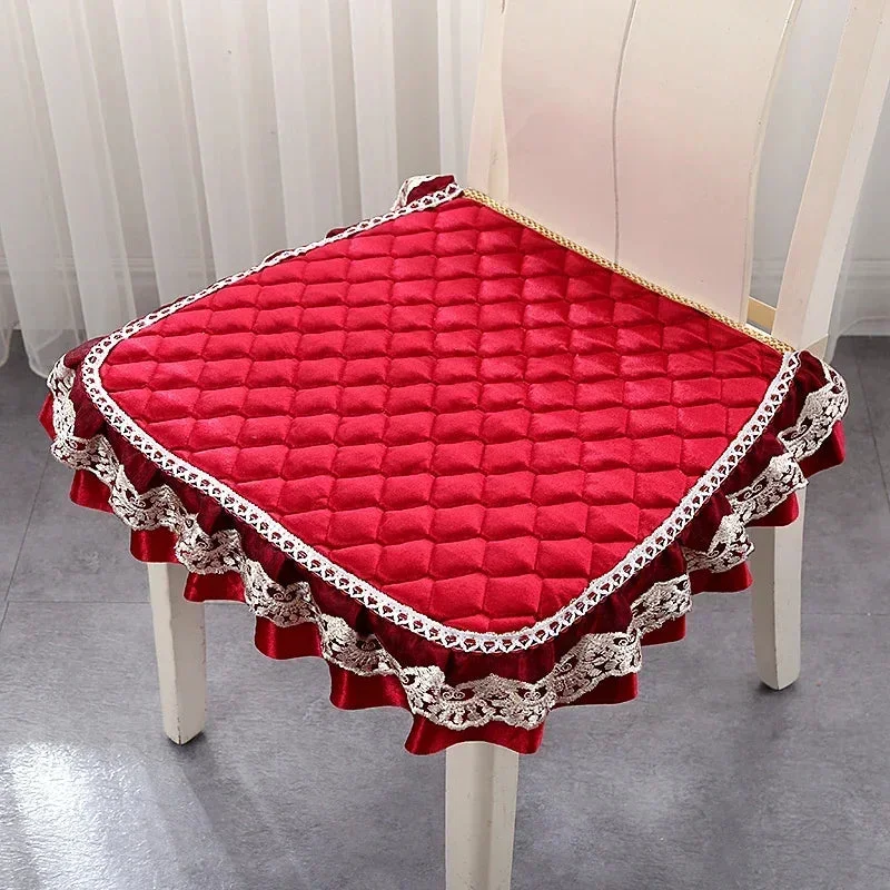 Galette de Chaise avec Volant Rouge