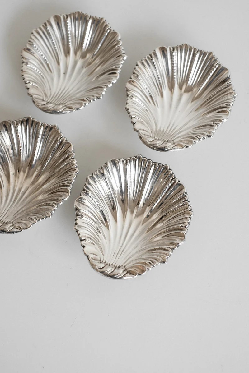 Set of 4 small shell dishes