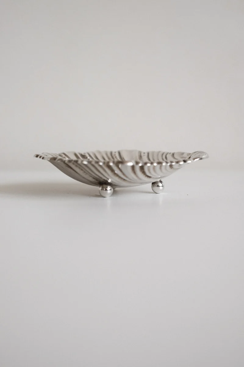 Set of 4 small shell dishes