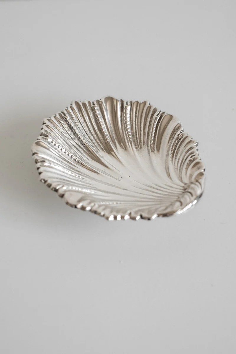 Set of 4 small shell dishes
