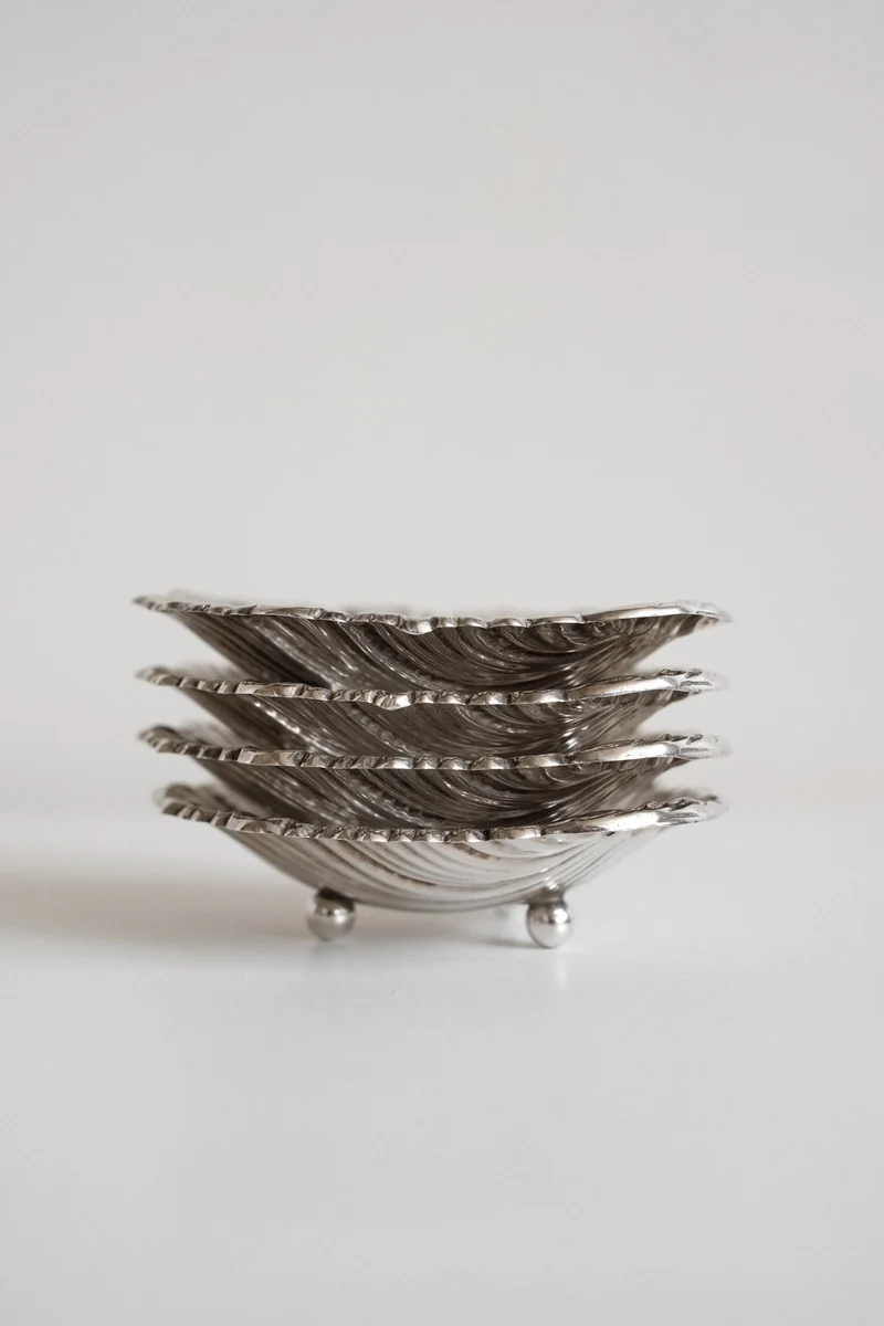 Set of 4 small shell dishes