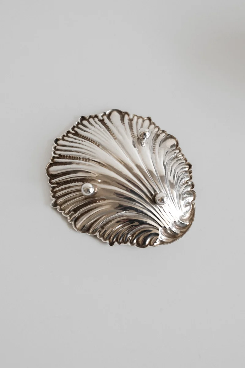 Set of 4 small shell dishes