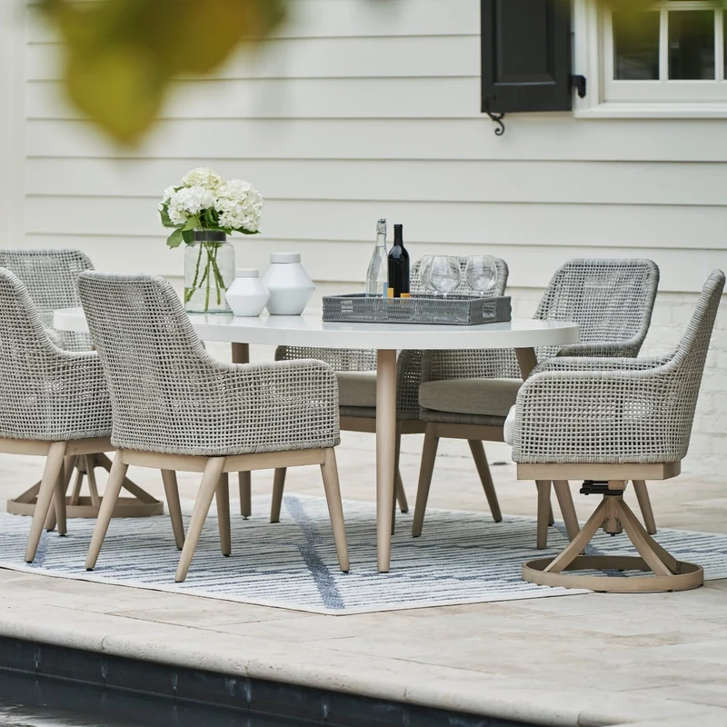Ensemble de 2 chaises pivotantes extérieures en tissu Nuvella et en osier gris pale - Seton Creek