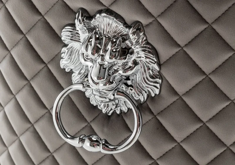 Chaise capitonnée velours gris tête de lion argent - Lion x2