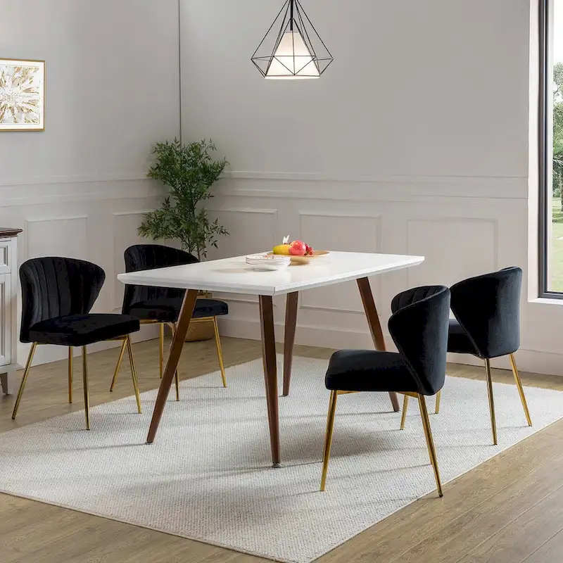 Chaise de salle à manger en velours avec pieds en métal doré, dossier incurvé et rembourré en mousse
