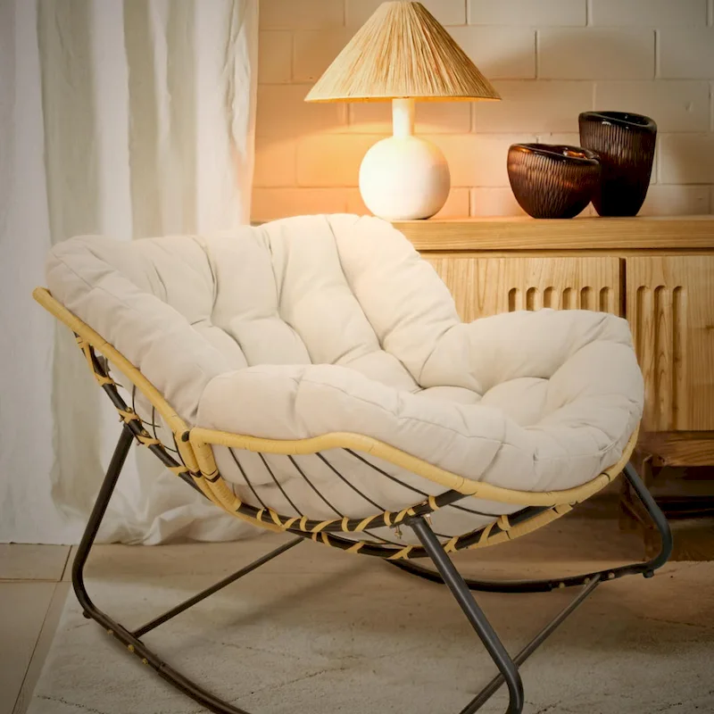 Fauteuil à bascule en rotin tressé gris foncé avec coussins et structure en métal