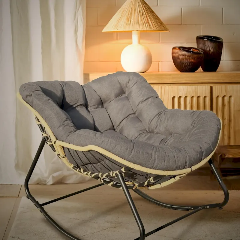 Fauteuil à bascule en rotin tressé gris foncé avec coussins et structure en métal