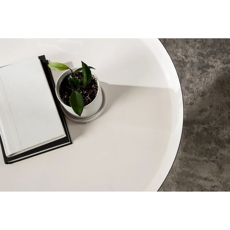 Table basse ronde en métal avec pieds trépied et finition émail bicolore blanc et noir