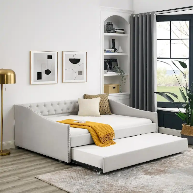 Lit de repos tapissé capitonné avec dossier capitonné à boutons et garniture cloutée, Gris et Beige