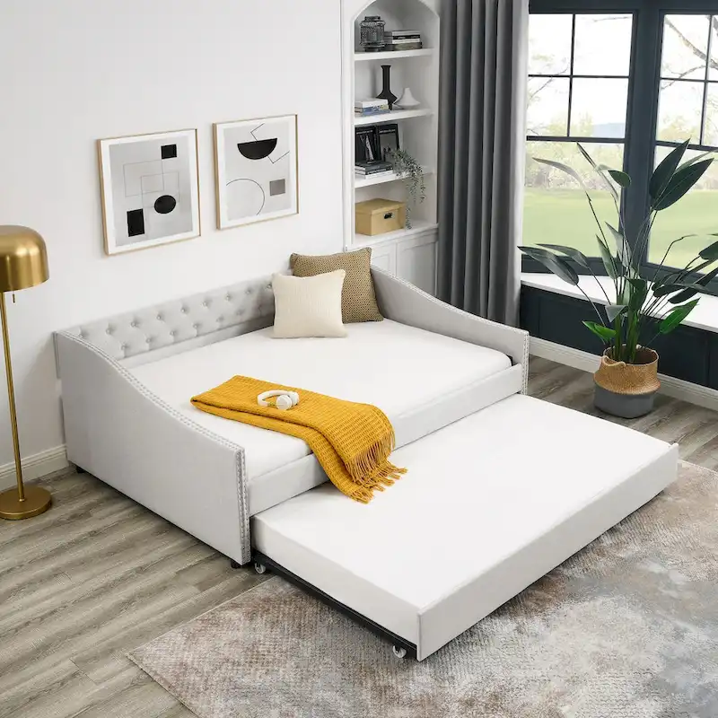 Lit de repos tapissé capitonné avec dossier capitonné à boutons et garniture cloutée, Gris et Beige