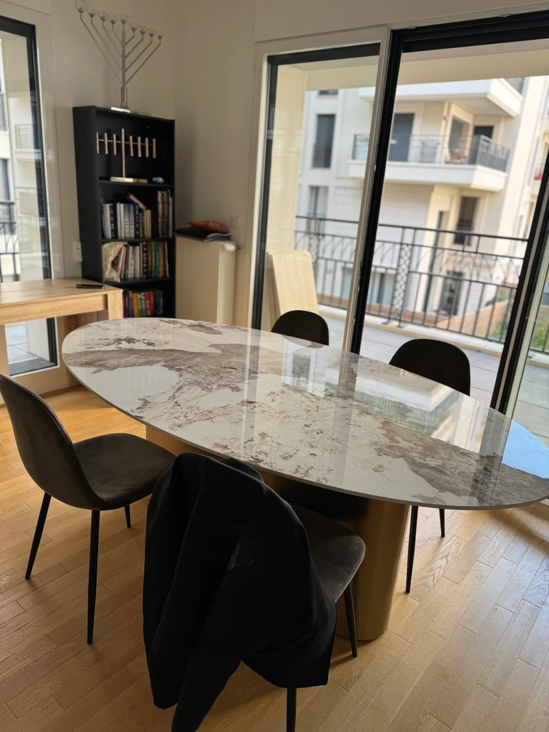 Table de Salle à Manger Ovale "Aurore" en Céramique