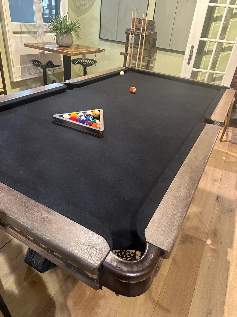 Billard Américain de Luxe en Chêne Massif, Cuir et Fonte