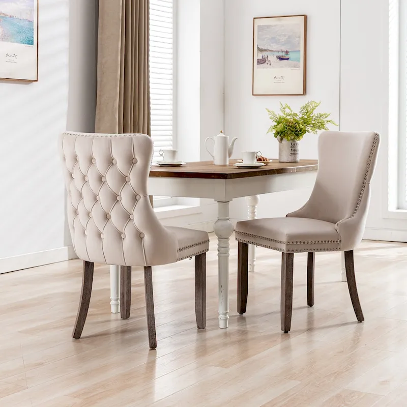 Chaise de salle à manger capitonnée en velours avec dossier à oreilles et clous décoratifs