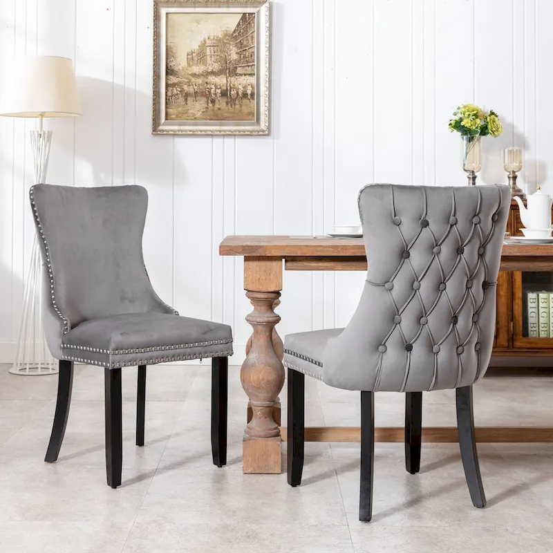 Chaise de salle à manger capitonnée en velours avec dossier à oreilles et clous décoratifs