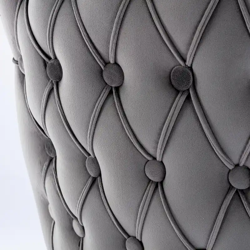 Chaise de salle à manger capitonnée en velours avec dossier à oreilles et clous décoratifs