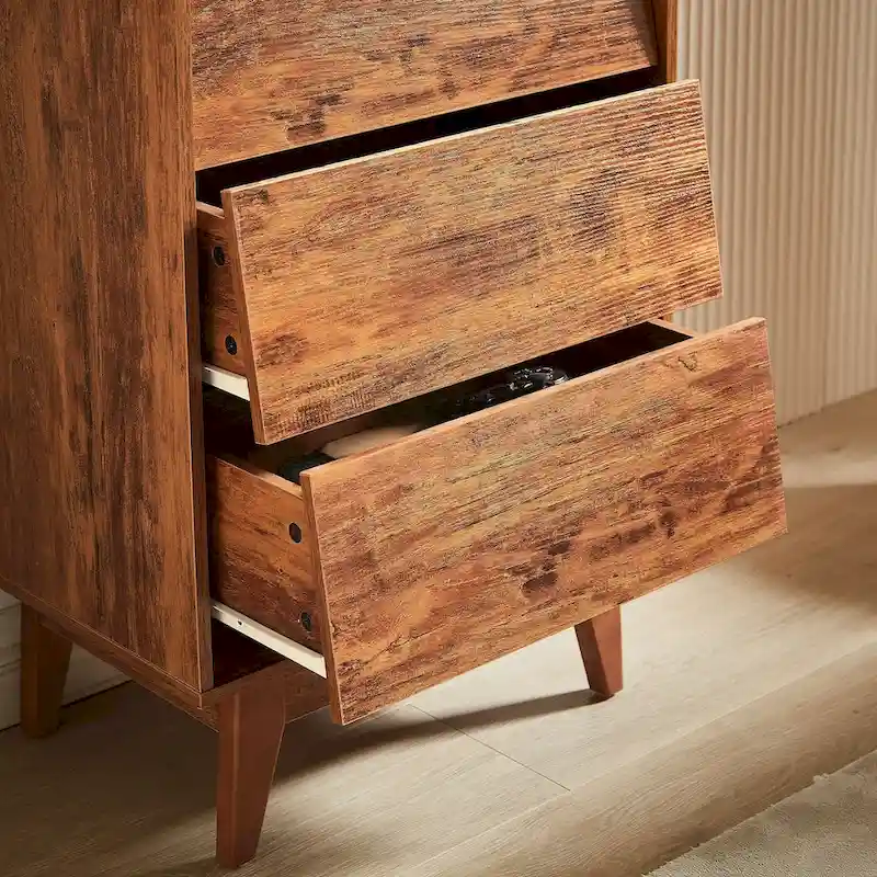 Commode 4 tiroirs en bois avec motif biseauté et pieds en bois massif marron