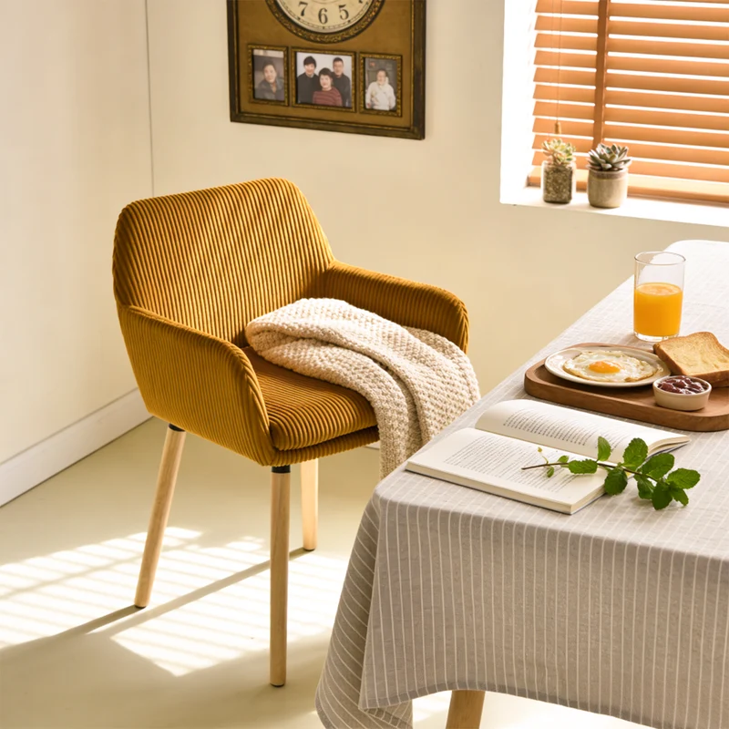 Lot de 2 chaises de salle à manger de style scandinave avec pieds en bois et accoudoirs en velours côtelé jaune - ELIA