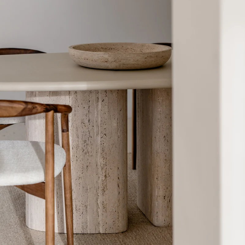 Table à manger ovale Zira - Pied en travertin blanc - Plateau Microskin - Latte - 260 cm