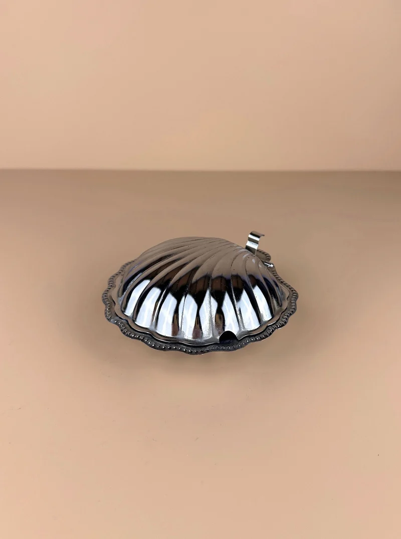 Shell shaped butter dish
