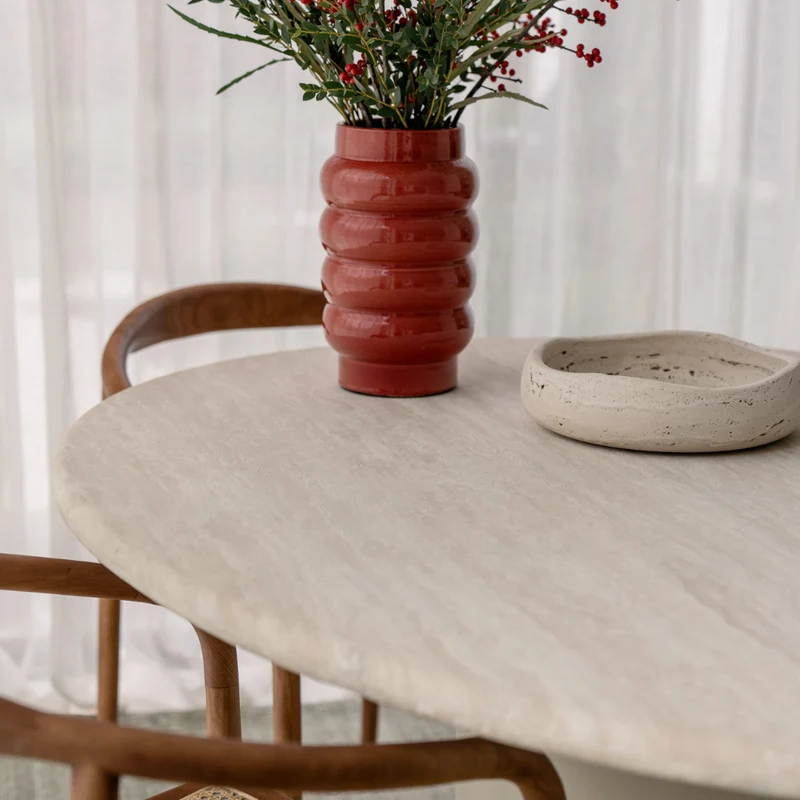 Table à manger Reef - Pied StoneSkin Latte - Plateau Travertin Blanc à moitié rempli - 140 cm