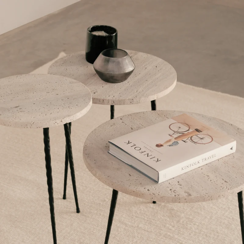 Table d'appoint élégante - Travertin blanc - Pieds noir mat H40