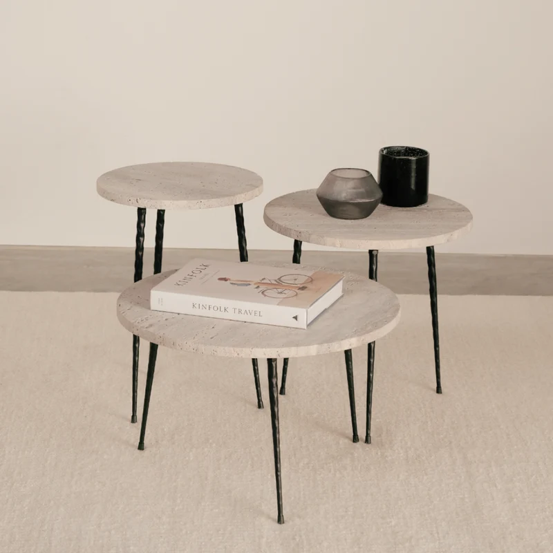 Table d'appoint élégante - Travertin blanc - Pieds noir mat H40