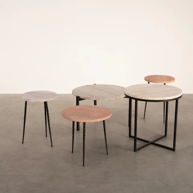 Table d'appoint élégante - Travertin blanc - Pieds noir mat H40