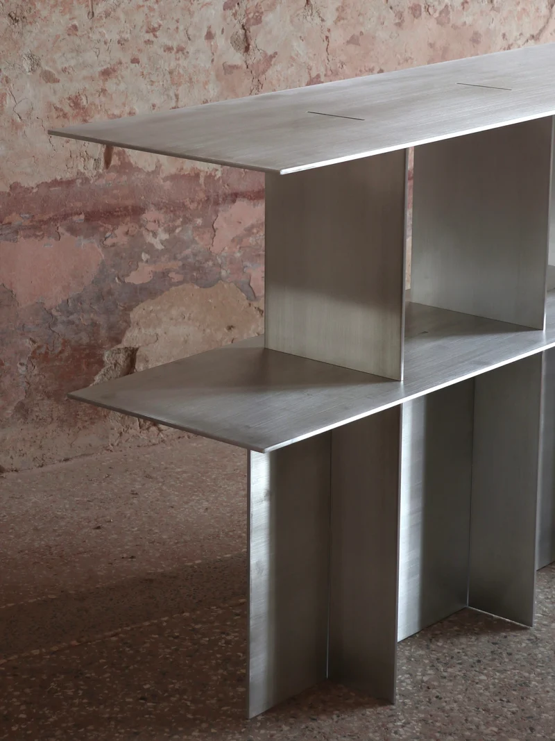 Lamina aluminum console