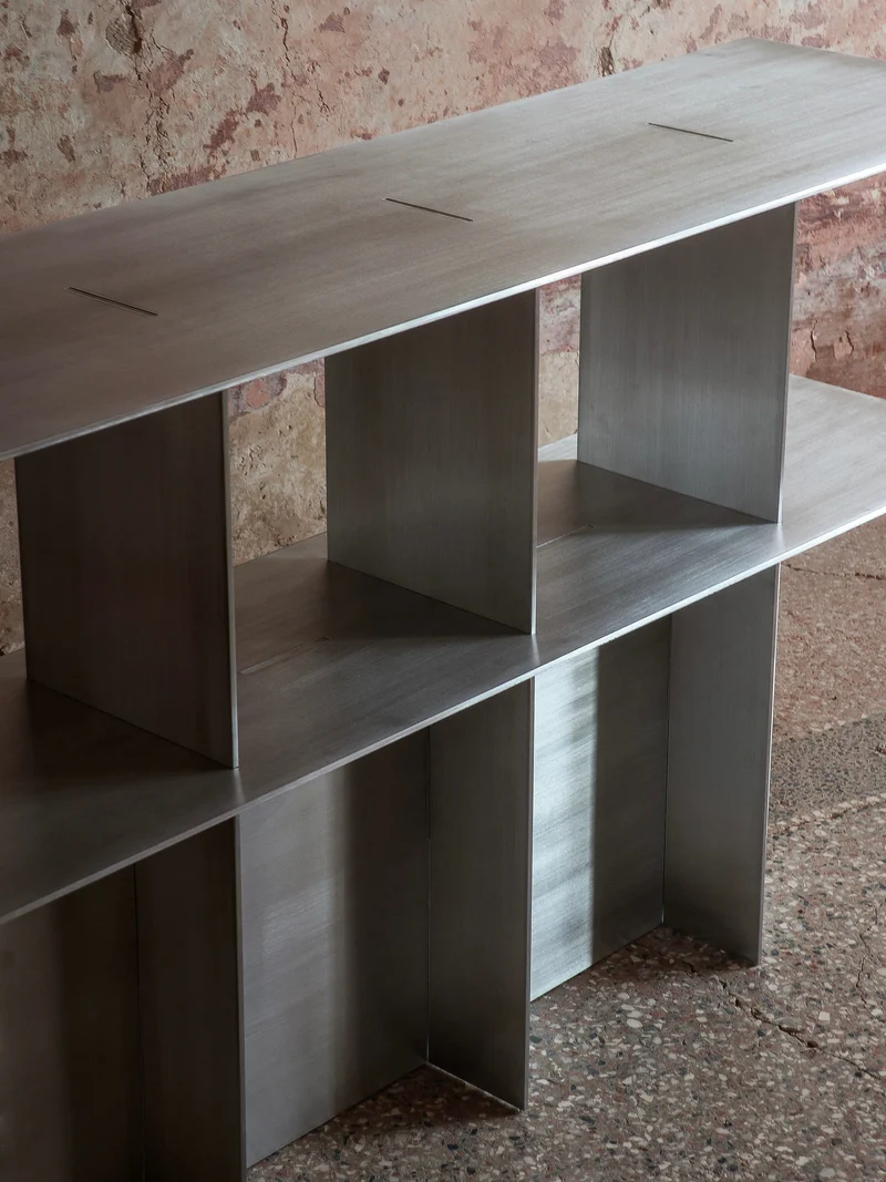 Lamina aluminum console