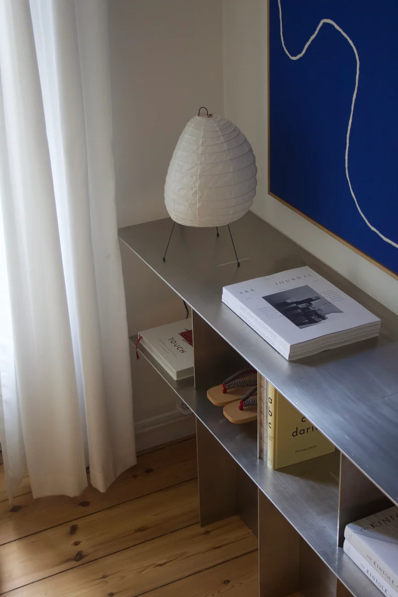 Lamina aluminum console