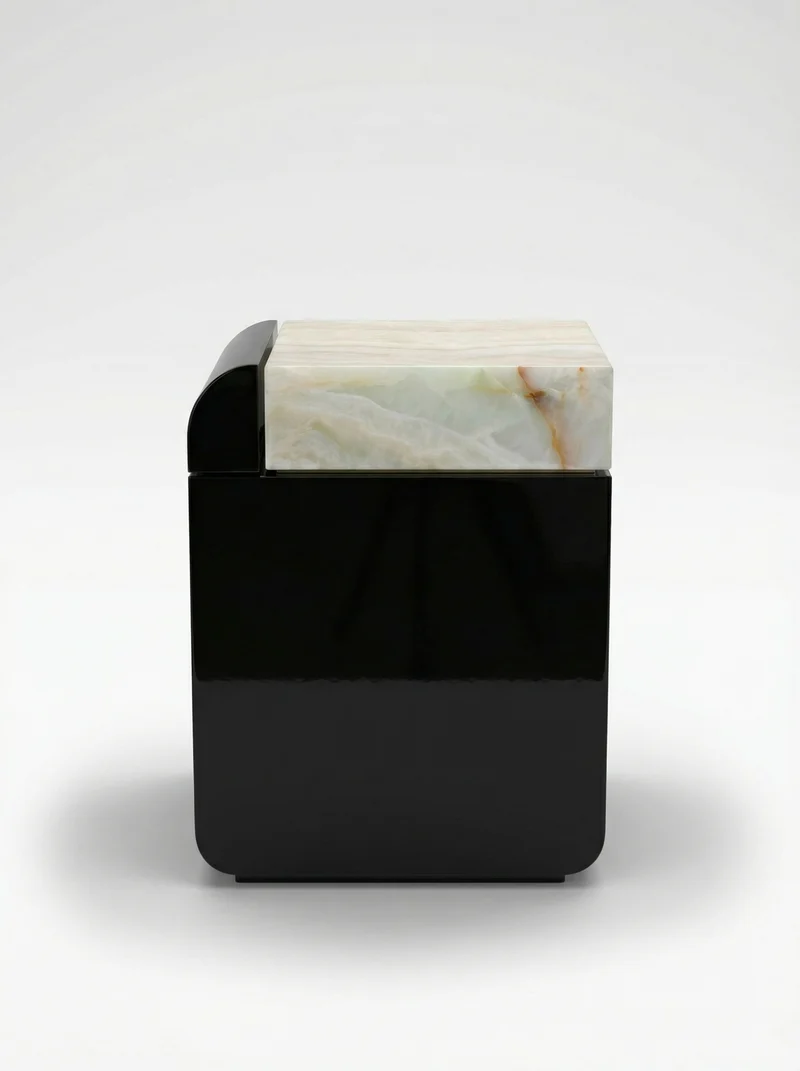 Amo Black Lacquered and Green Onyx