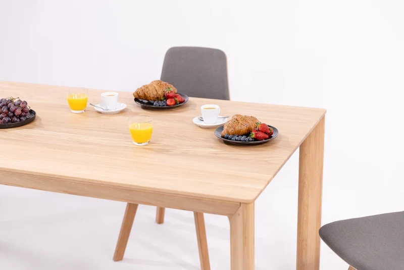 Table de salle à manger fixe en chêne massif DITA | VESKOR