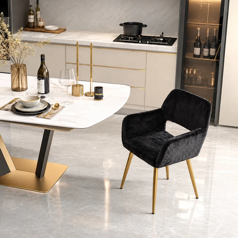 Chaise de salle à manger de style scandinave en fausse fourrure noire avec pieds en métal doré