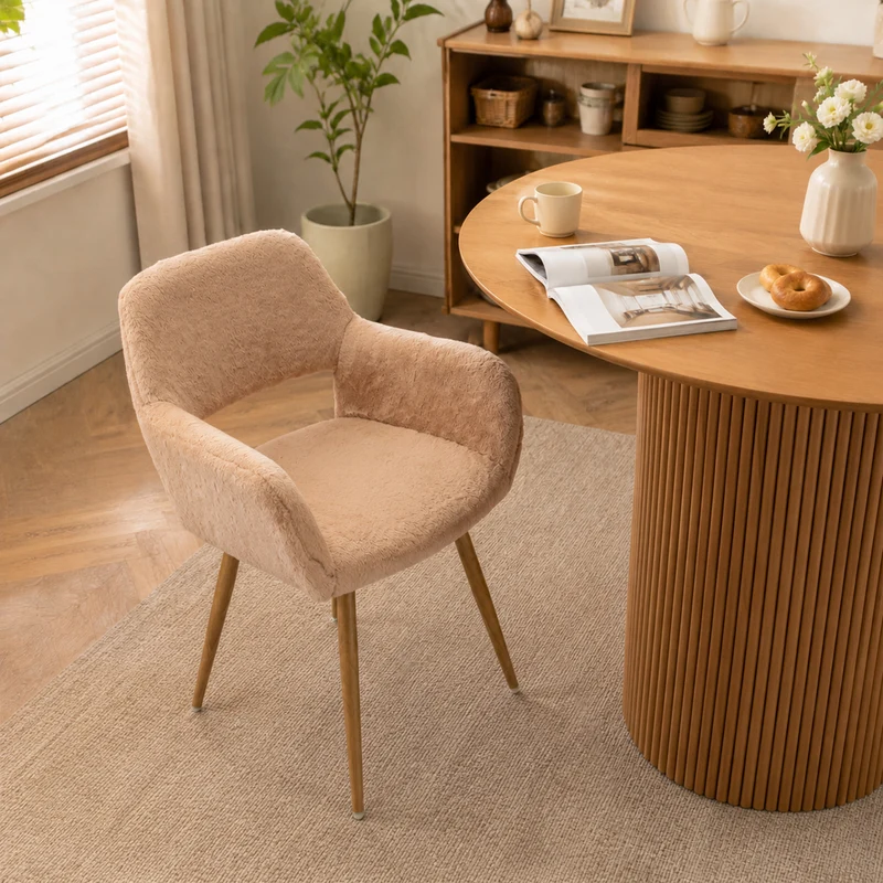Chaise de salle à manger de style scandinave en fausse fourrure camel avec pieds en métal effet bois