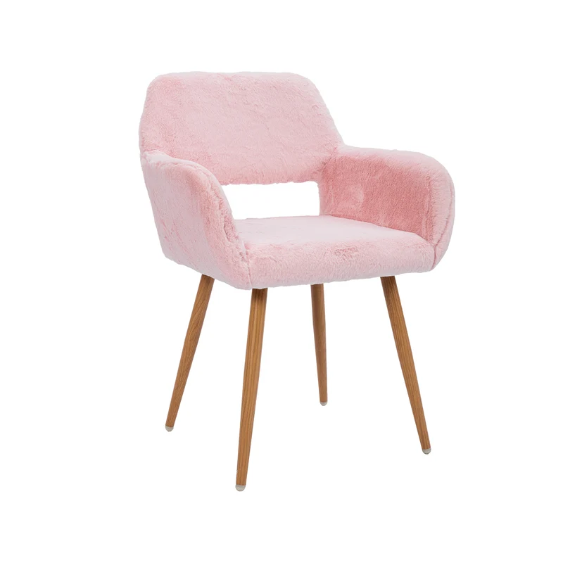 Chaise de salle à manger de style scandinave en fausse fourrure rose avec pieds en métal effet bois