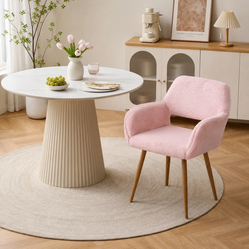 Chaise de salle à manger de style scandinave en fausse fourrure rose avec pieds en métal effet bois