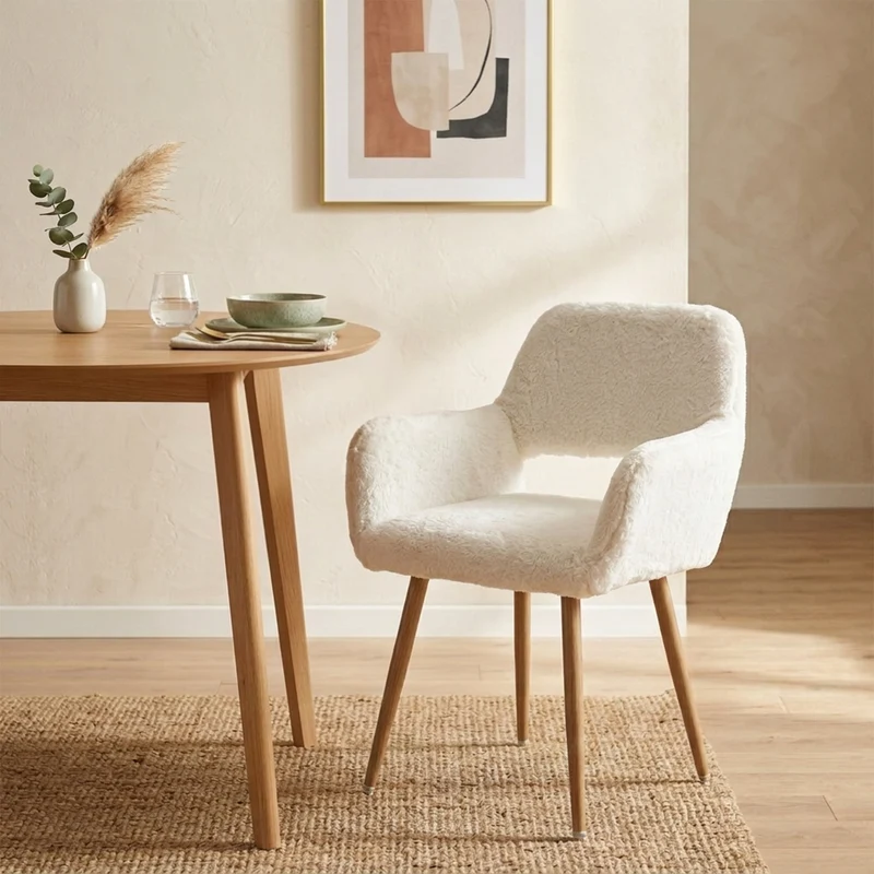 Chaise de salle à manger de style scandinave en fausse fourrure blanche avec pieds en métal effet bois