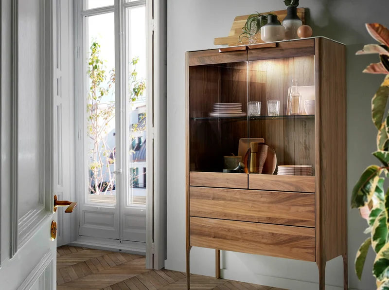 Vitrine design en noyer et plateau effet marbre Calacatta
