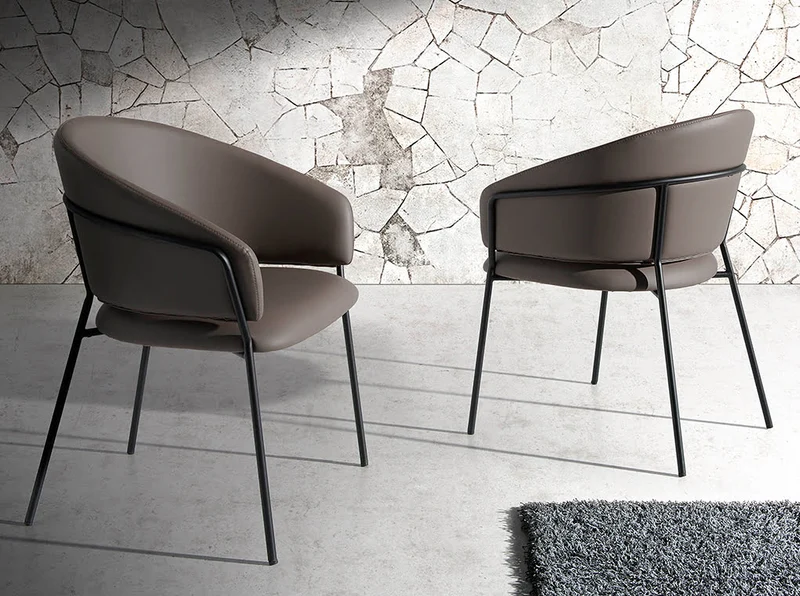Chaise de salle à manger design en similicuir vison et pieds acier noir – Angel Cerdá 4088