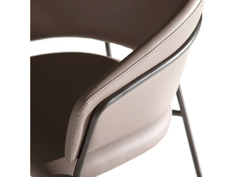 Chaise de salle à manger design en similicuir vison et pieds acier noir – Angel Cerdá 4088